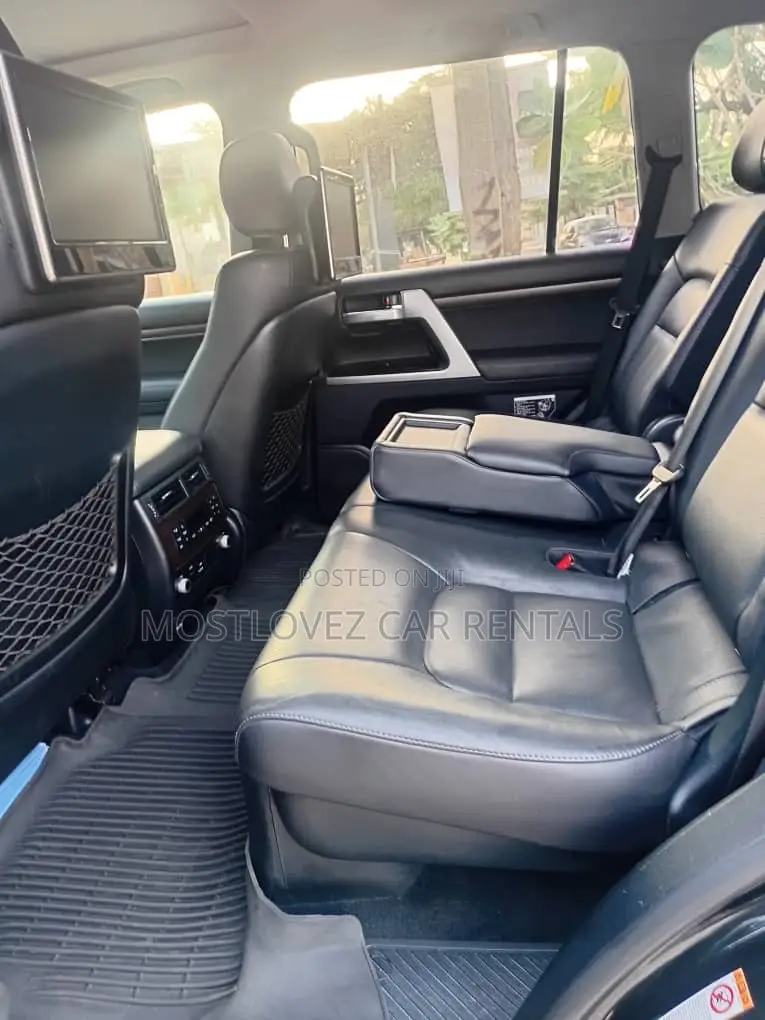 Land Cruiser V8 for Rent