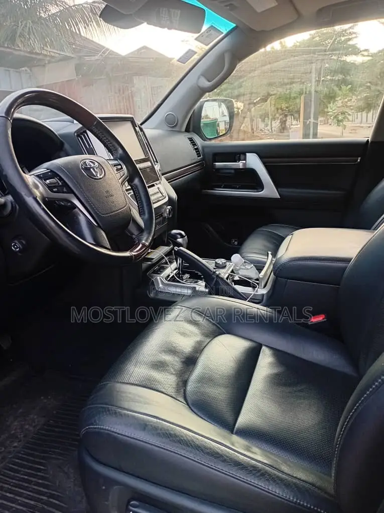 Land Cruiser V8 for Rent