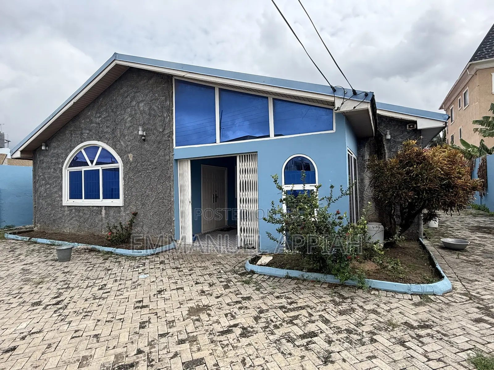 4bdrm House in Awoshie Onyinase for sale