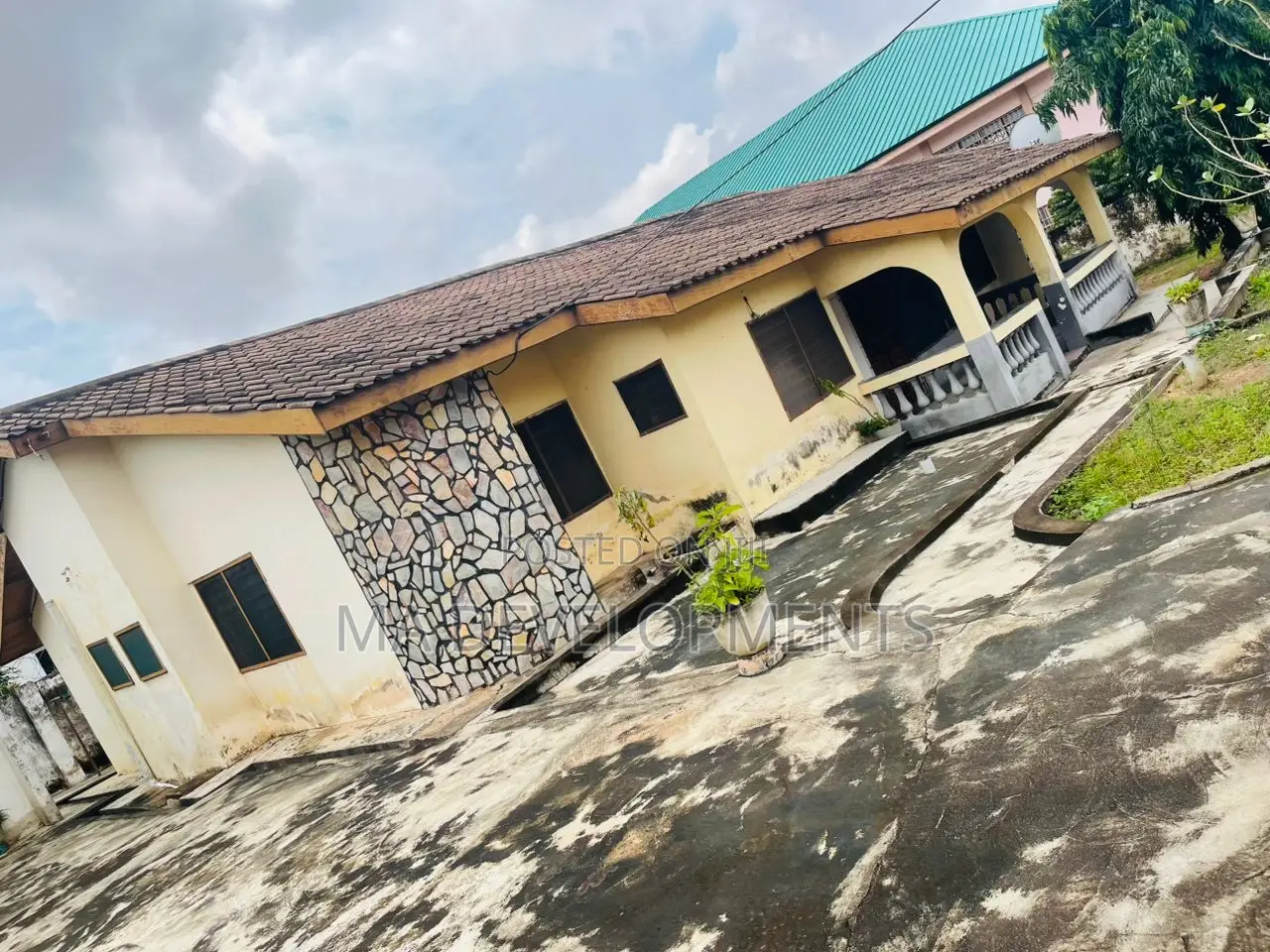 5bdrm House in Madev Realty, Sowutwuom for sale