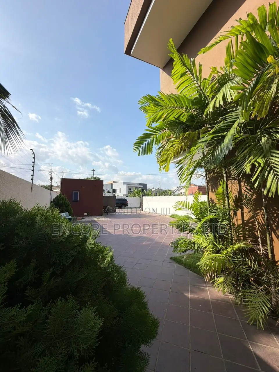6bdrm House in East Legon for sale