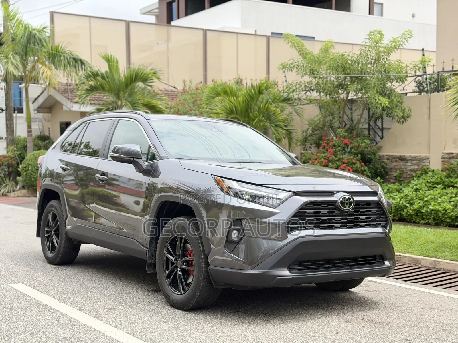 Toyota RAV4 XLE 2025 Gray