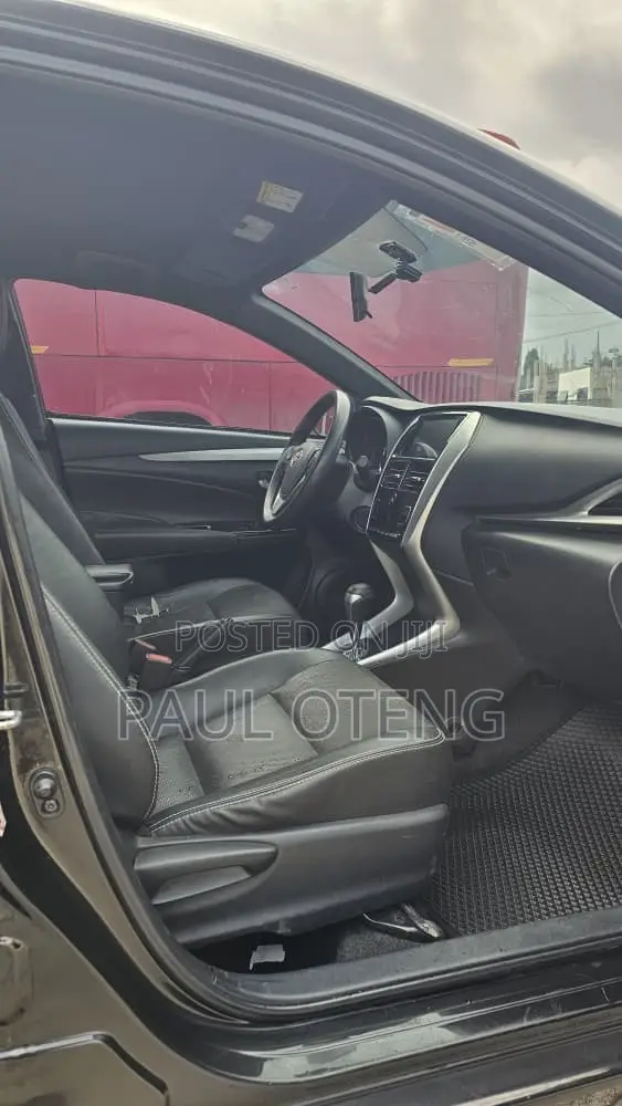 Toyota Yaris 1.5 Sedan XLE 2020 Black