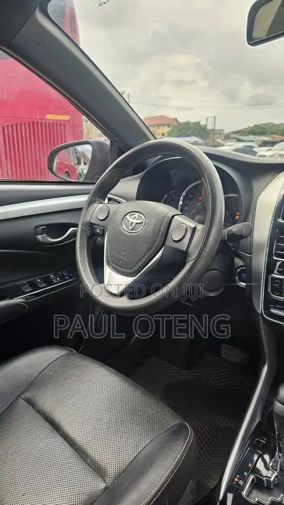 Toyota Yaris 1.5 Sedan XLE 2020 Black