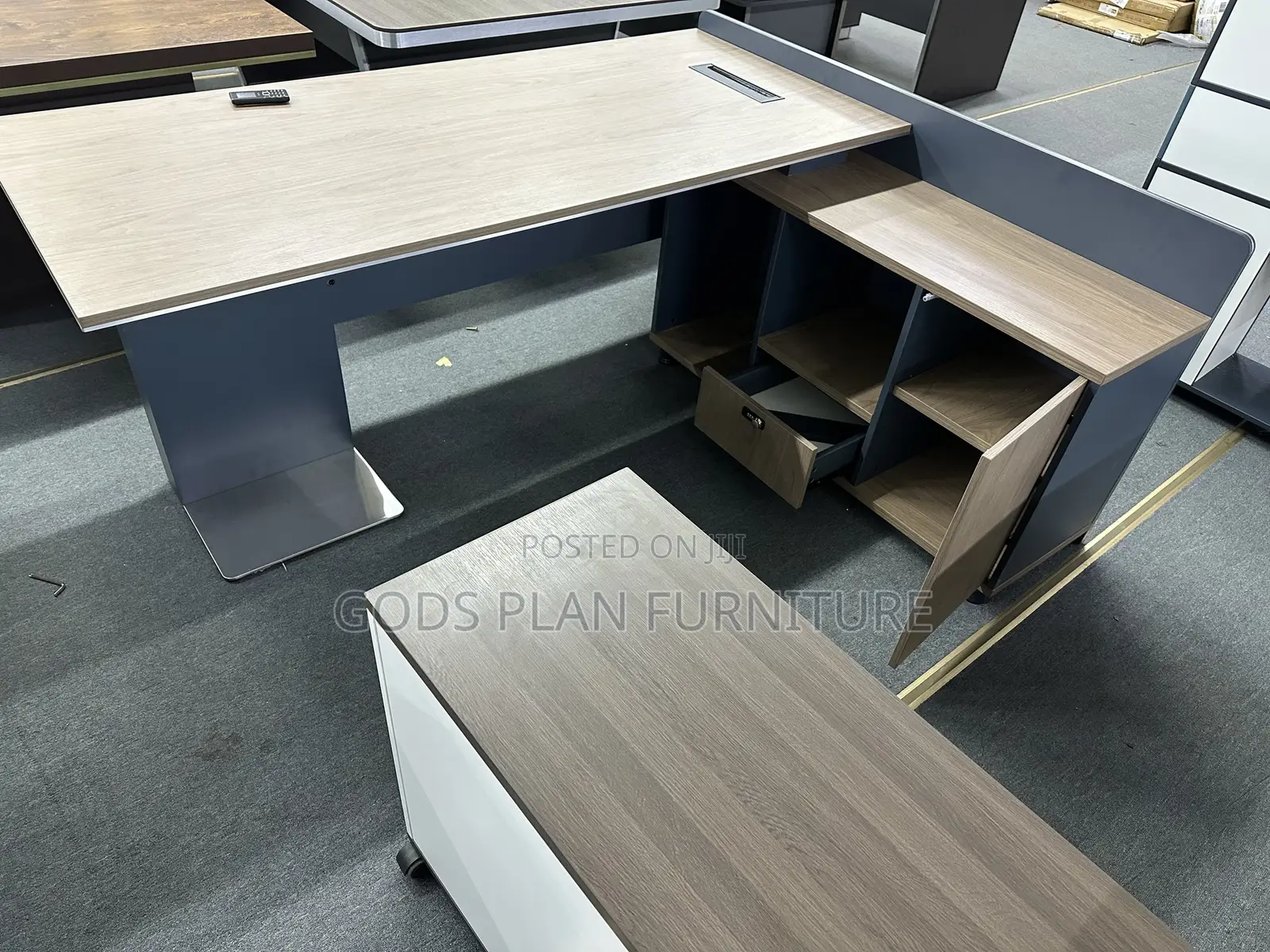Office Table (9d31)