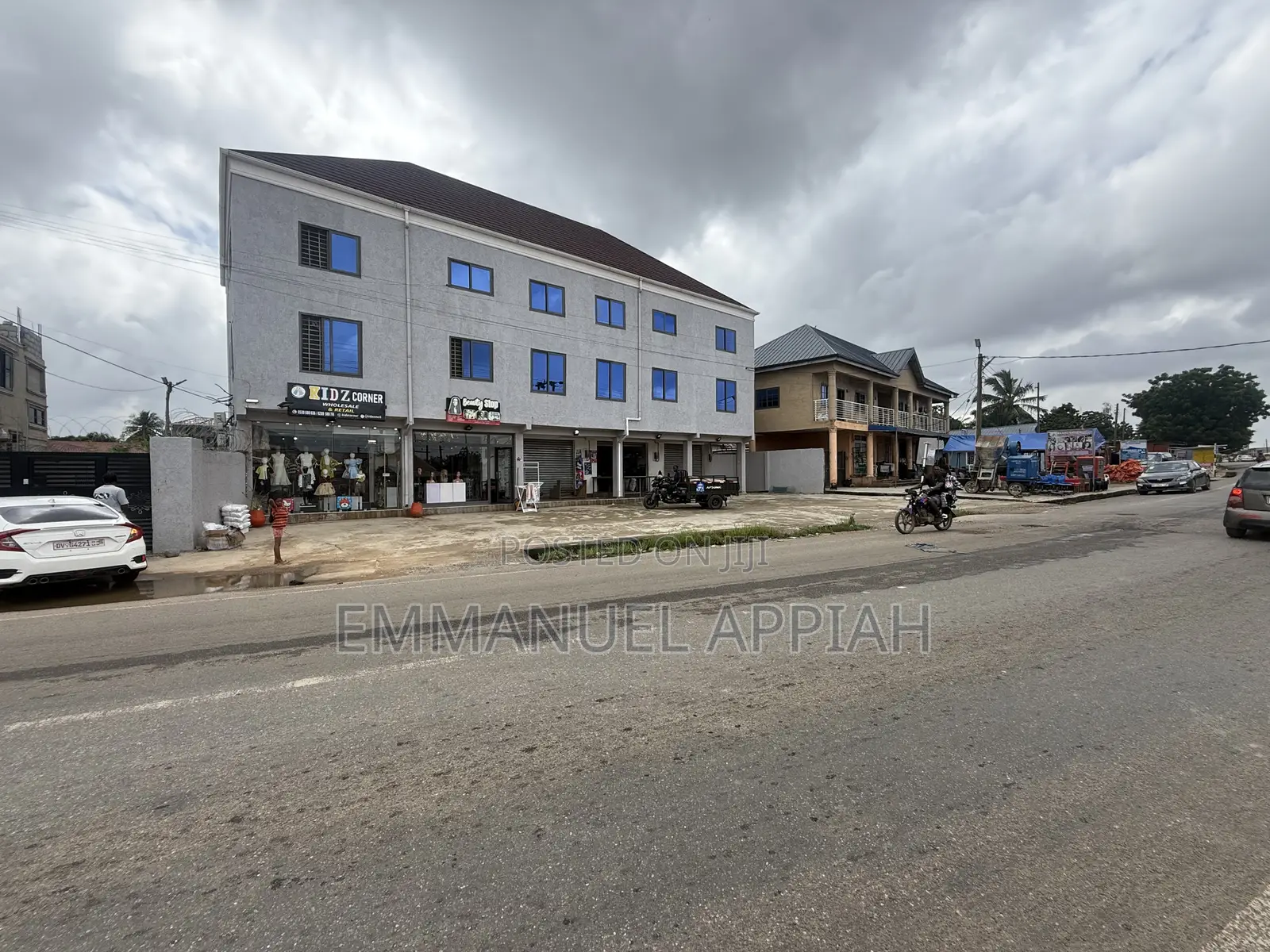 5 Stores and Apt for Sale at Ga Ablekuma Odumase