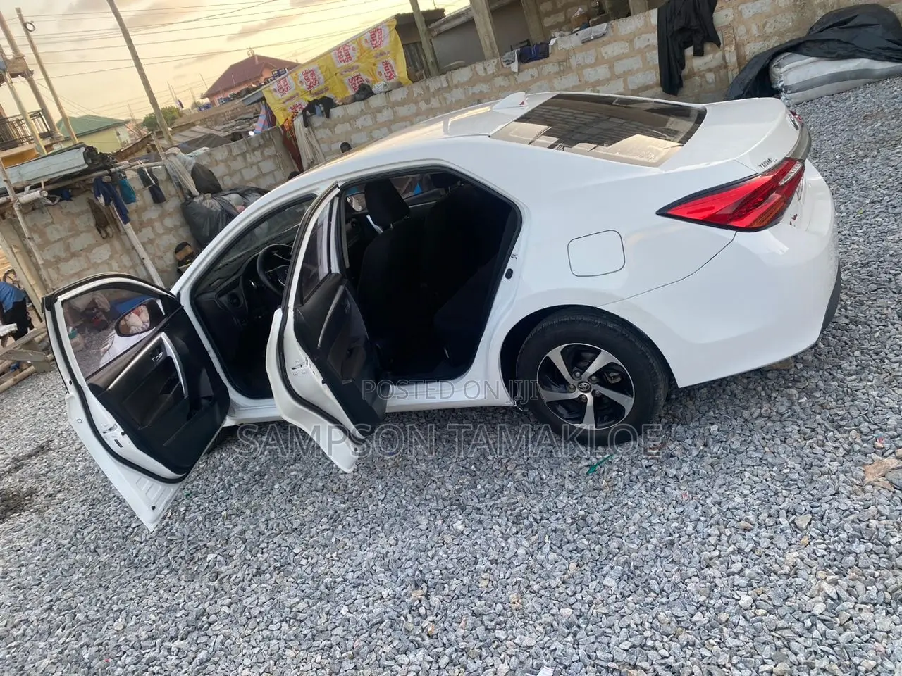 Toyota Corolla XLE (1.8L 4cyl 2A) 2018 White