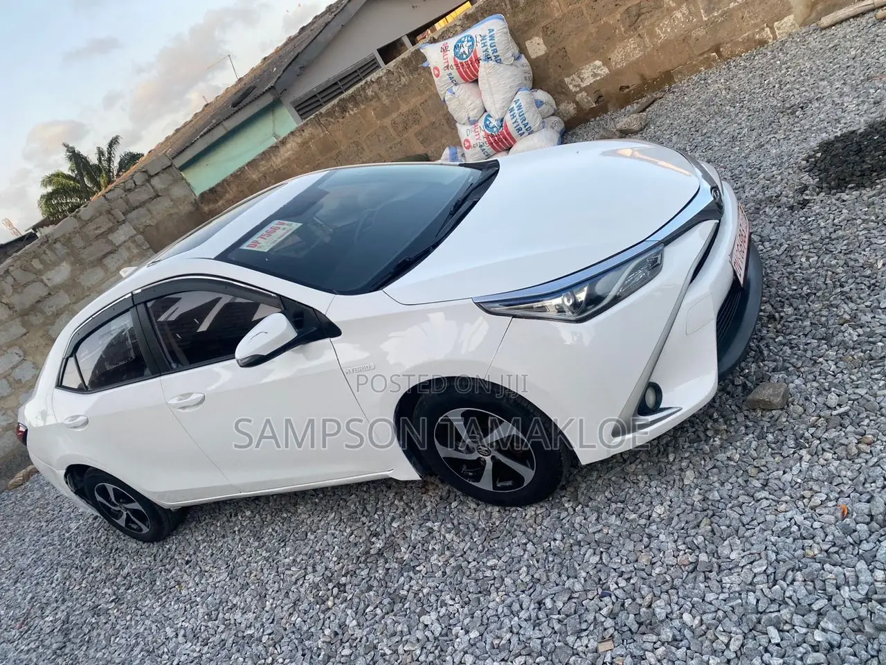 Toyota Corolla XLE (1.8L 4cyl 2A) 2018 White