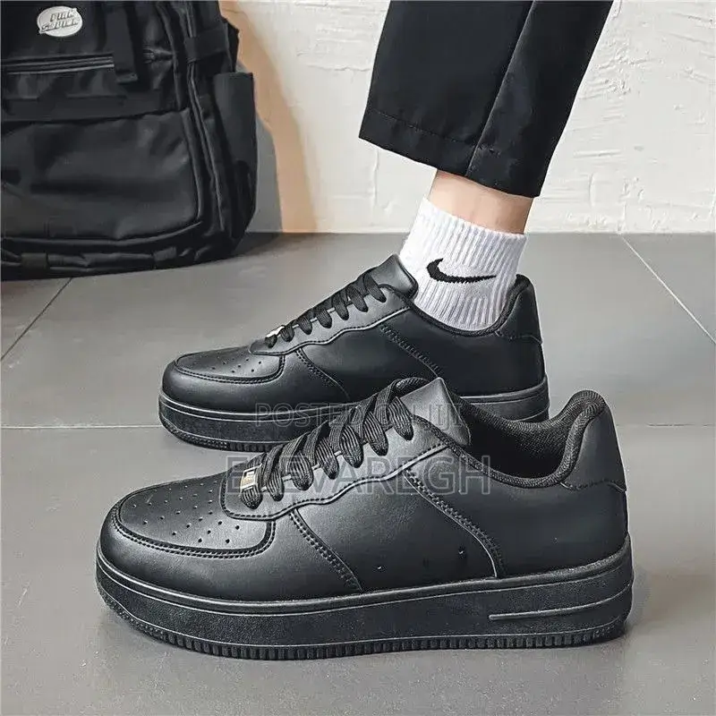 Sneakers in White Black (40,41,42,43,44)