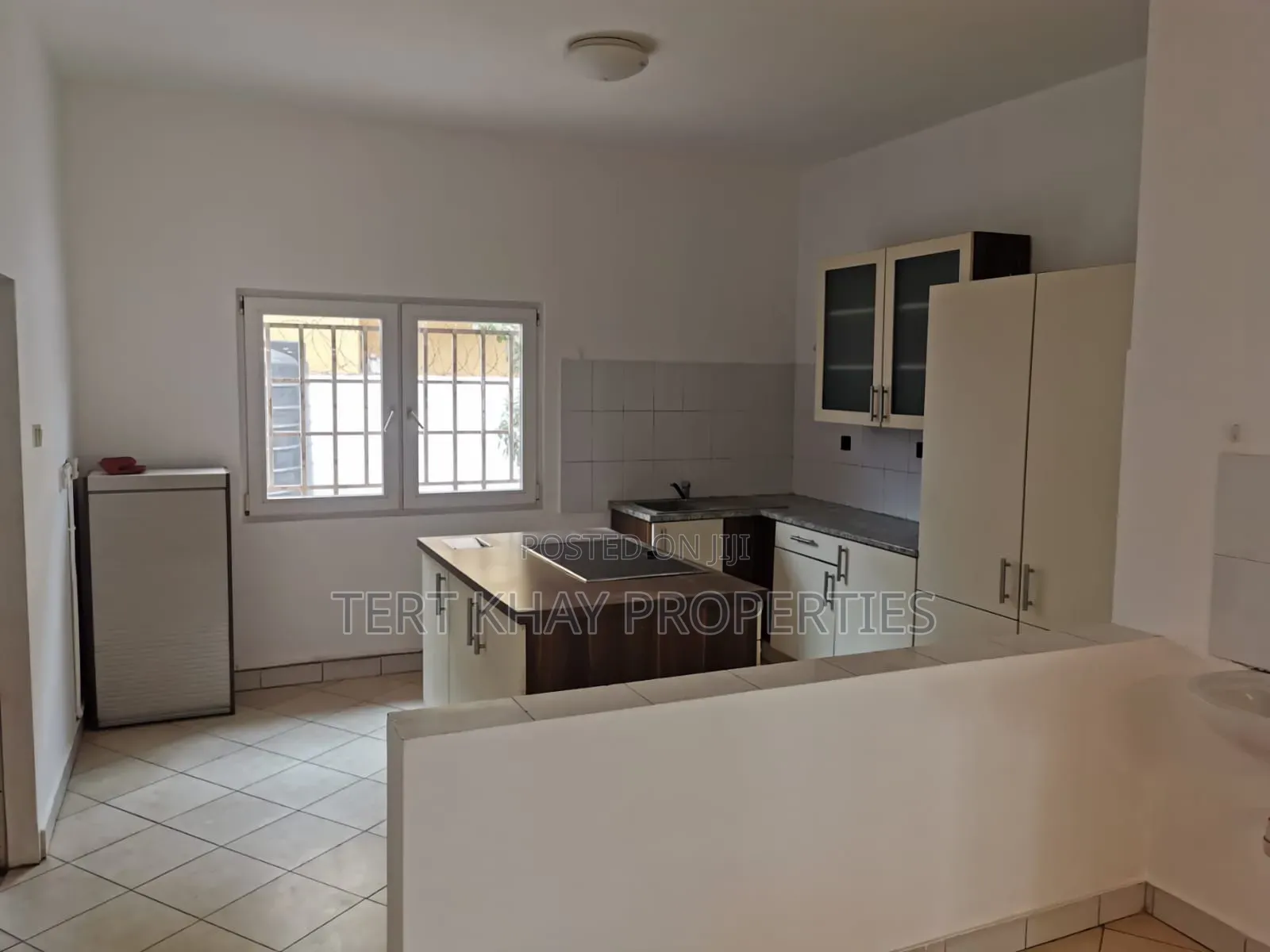 3bdrm Apartment in Rowi, Frafraha for rent