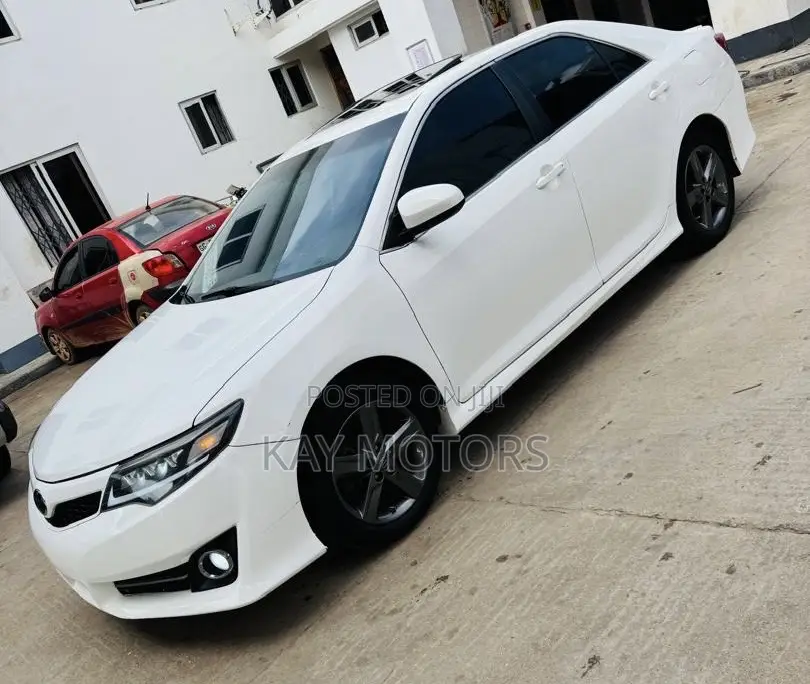 Toyota Camry SE 4dr Sedan (2.5L 4cyl 6A) 2014 White