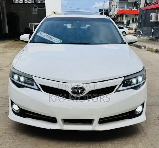 Toyota Camry SE 4dr Sedan (2.5L 4cyl 6A) 2014 White