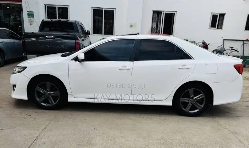 Toyota Camry SE 4dr Sedan (2.5L 4cyl 6A) 2014 White