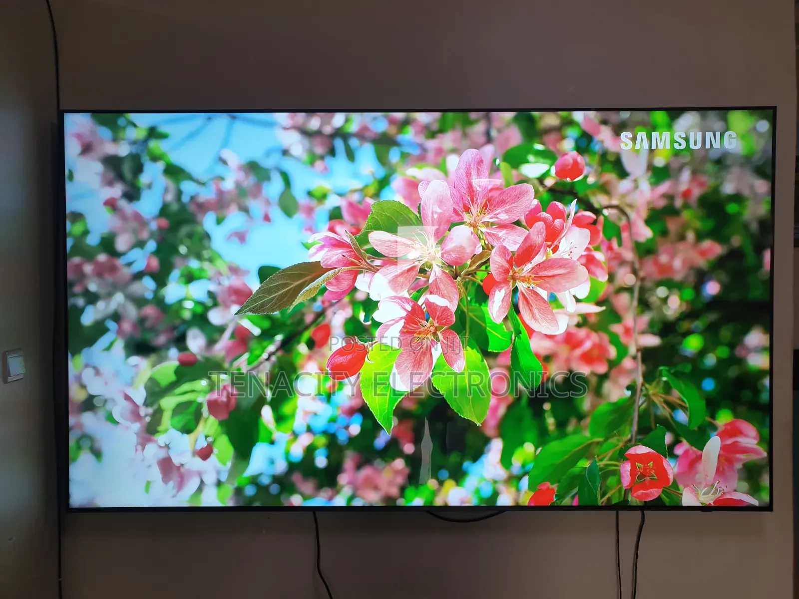 98"Samaung Crystal Uhd HDR Smart Satellite Tv