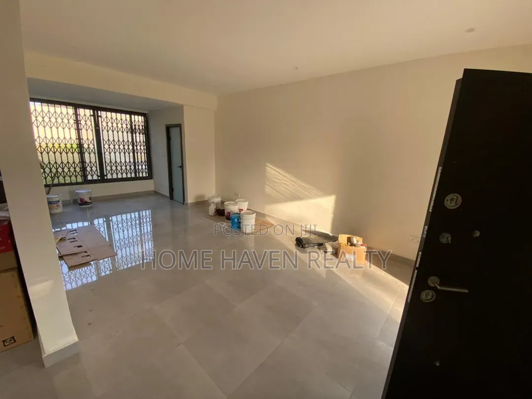 4bdrm House in Labone, Coffee Shop Area for rent