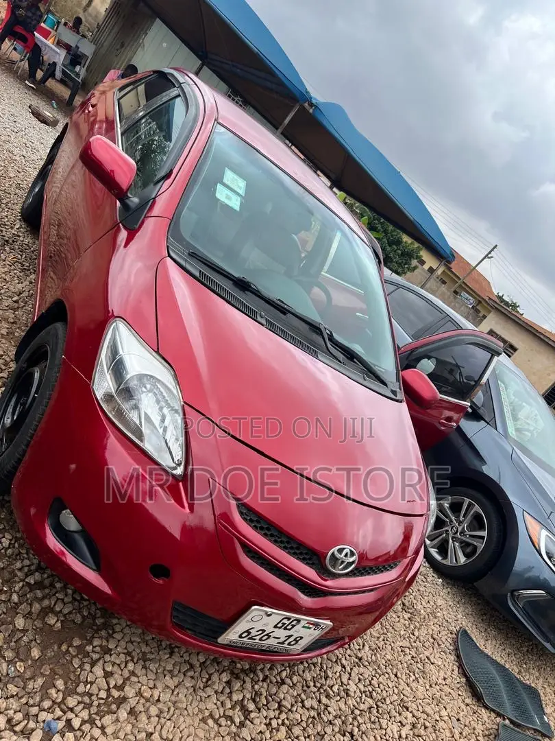 Toyota Yaris Base Sedan 4dr 2010 Red