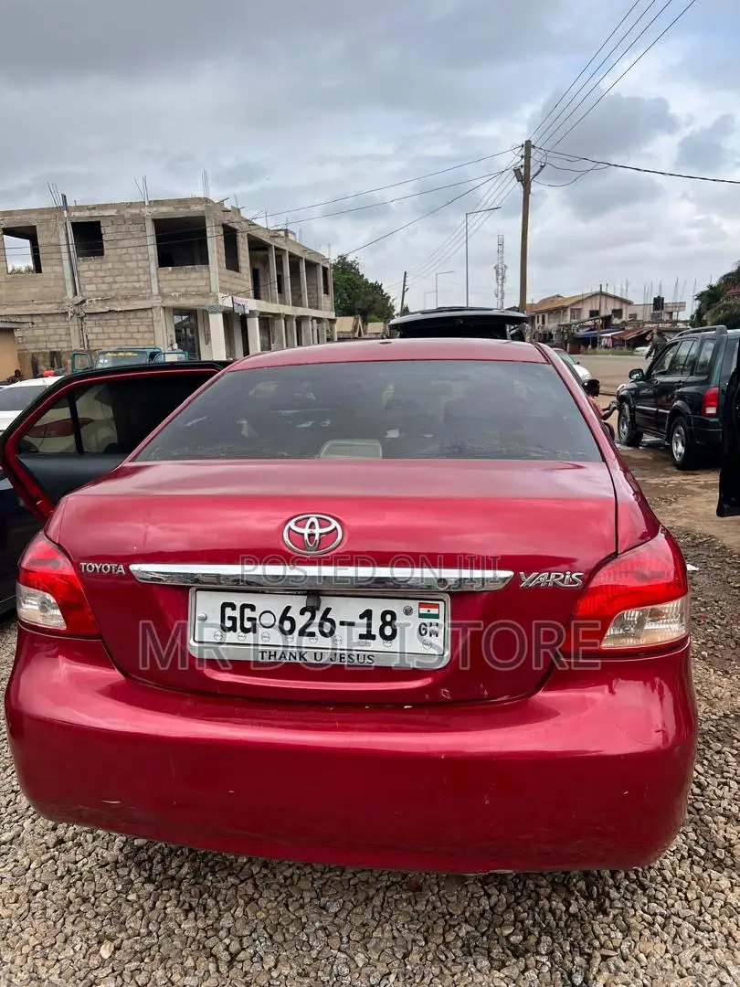 Toyota Yaris Base Sedan 4dr 2010 Red
