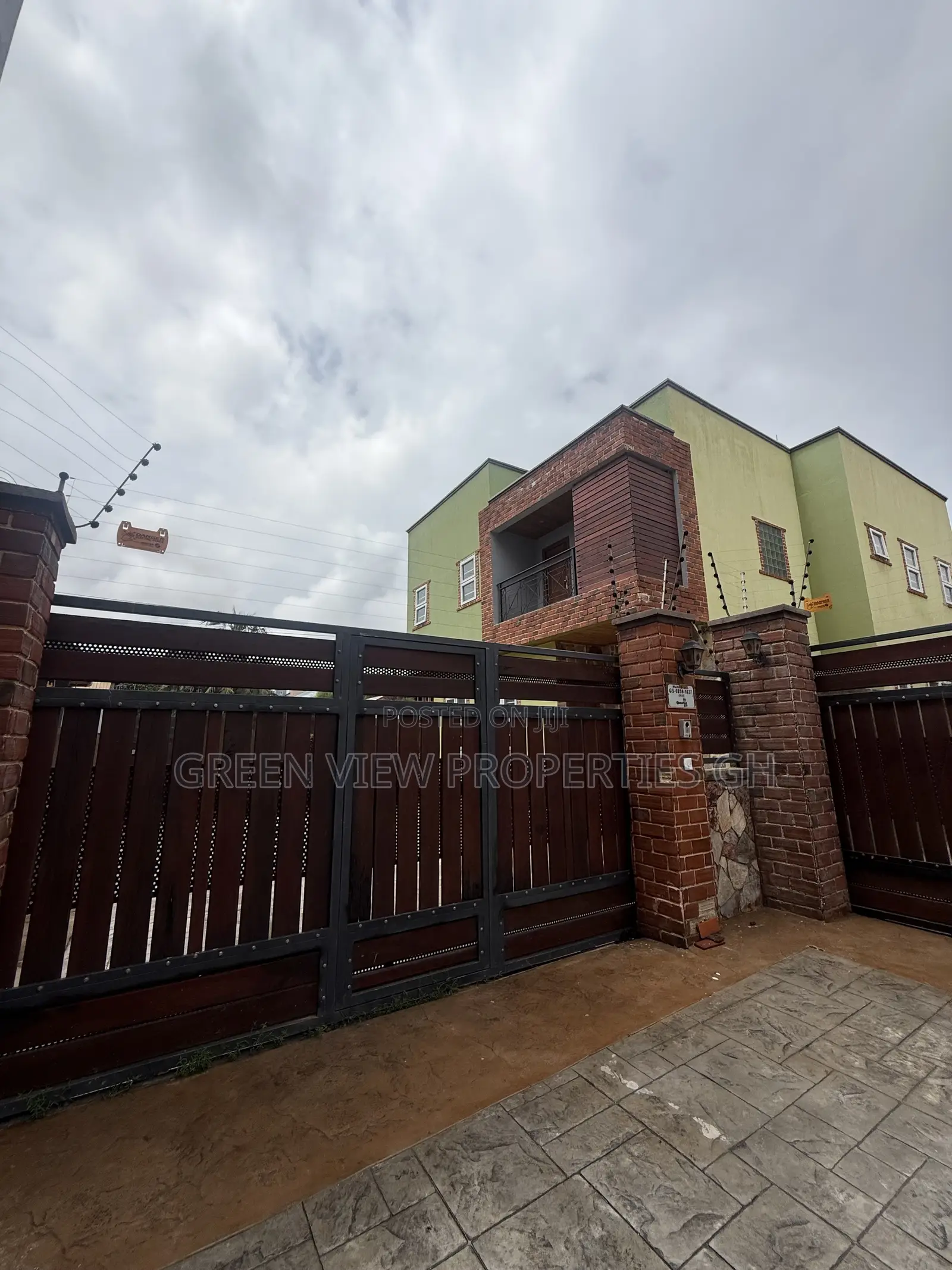 4bdrm Duplex in West Hills Mall Area for sale