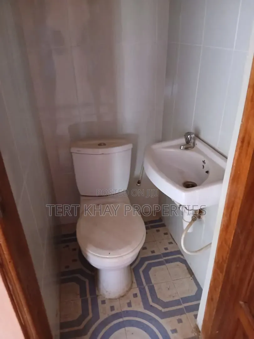 6bdrm House in Awoshie, Last Stop for sale