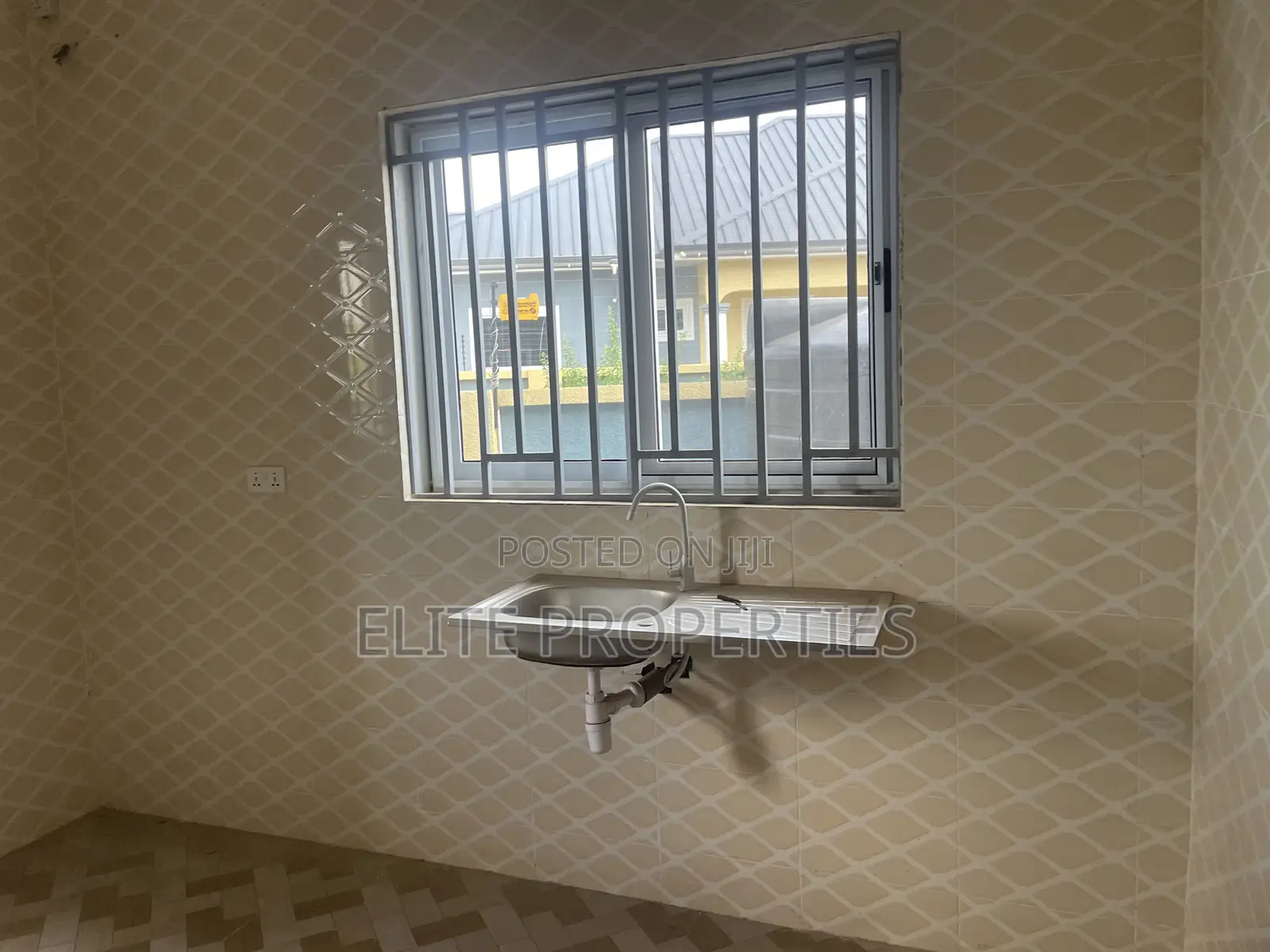 3bdrm House in Community 25 Adom for sale