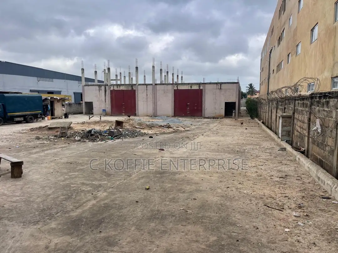 1000 SQM Showroom for Rent at Spintex