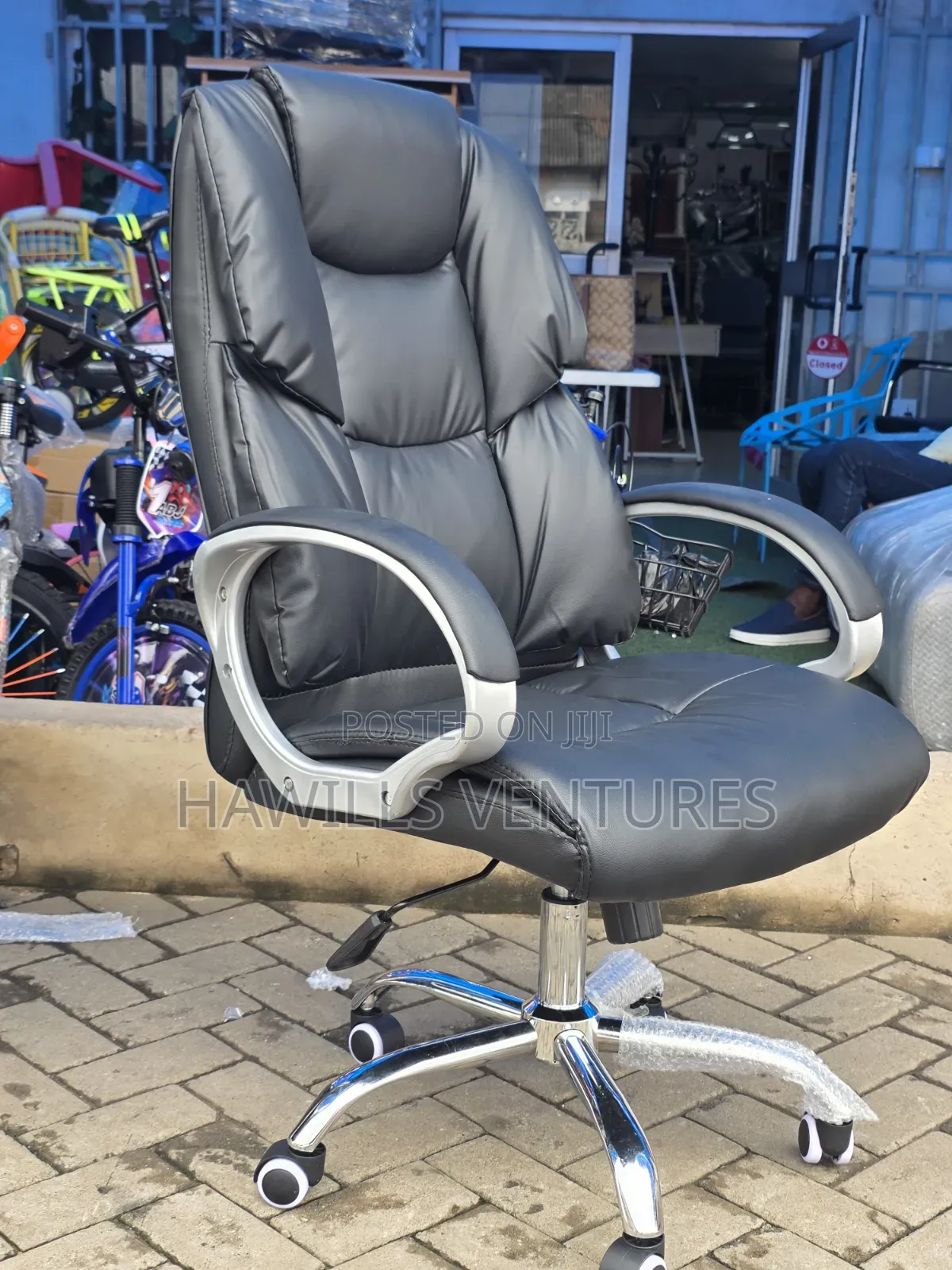 Executive Office Chair Features a Swivel Base