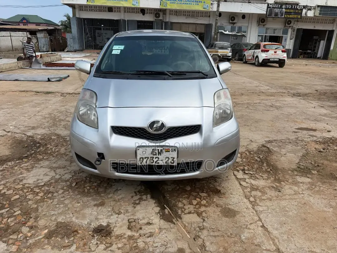 Toyota Vitz 2010 Silver
