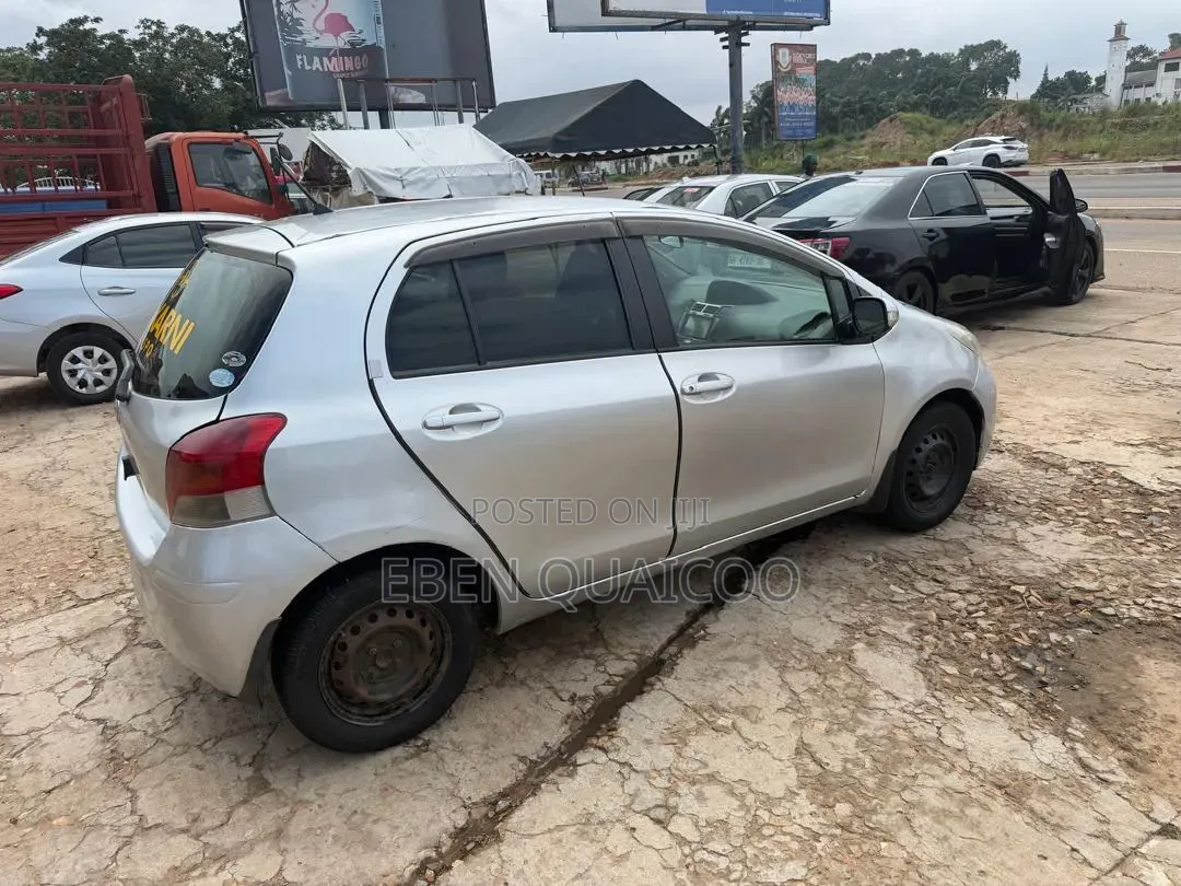 Toyota Vitz 2010 Silver