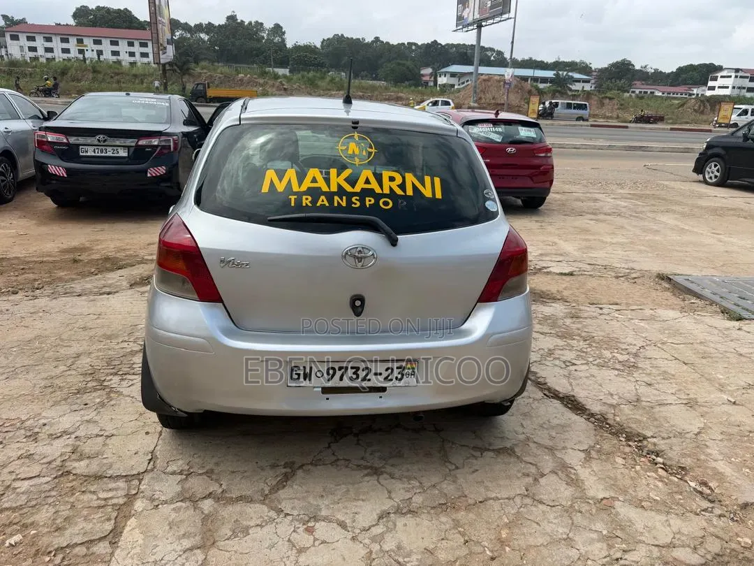 Toyota Vitz 2010 Silver