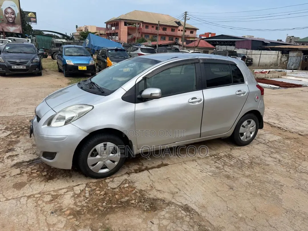 Toyota Vitz 2010 Silver