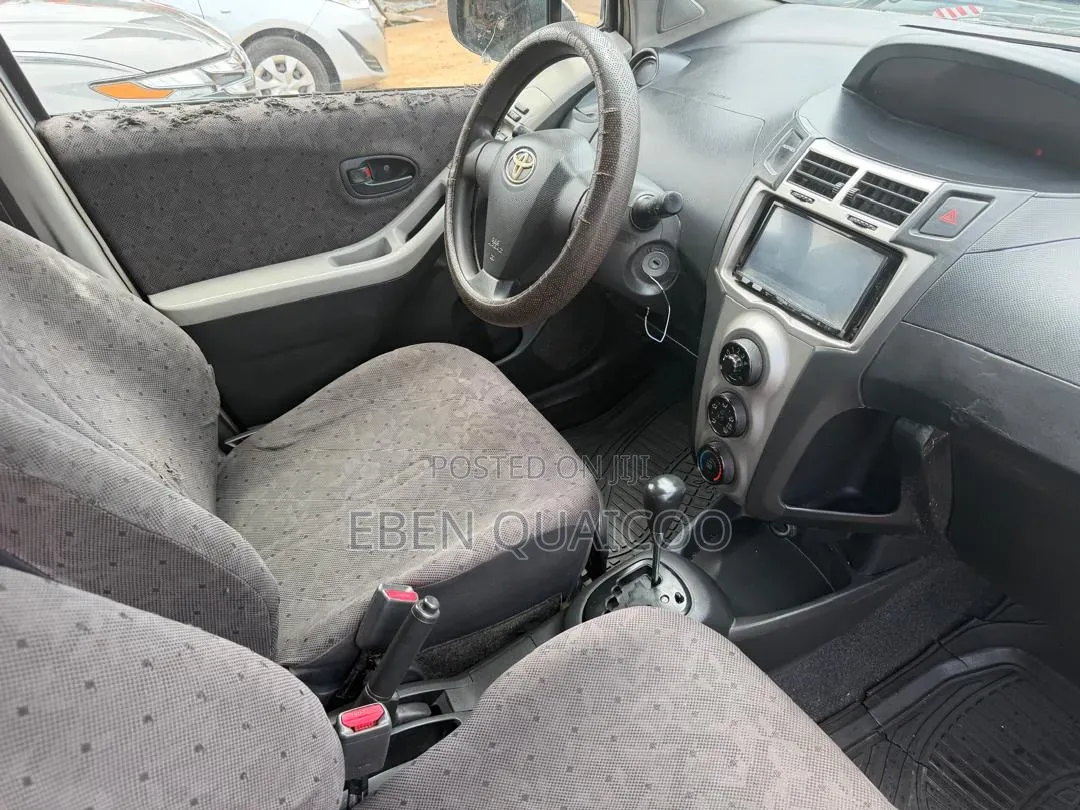 Toyota Vitz 2010 Silver