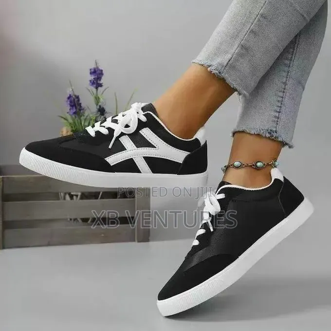 Sleek Casual Lace-Up Women's Sneakers
