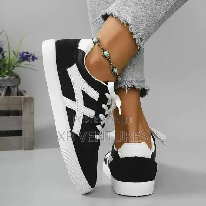 Sleek Casual Lace-Up Women's Sneakers