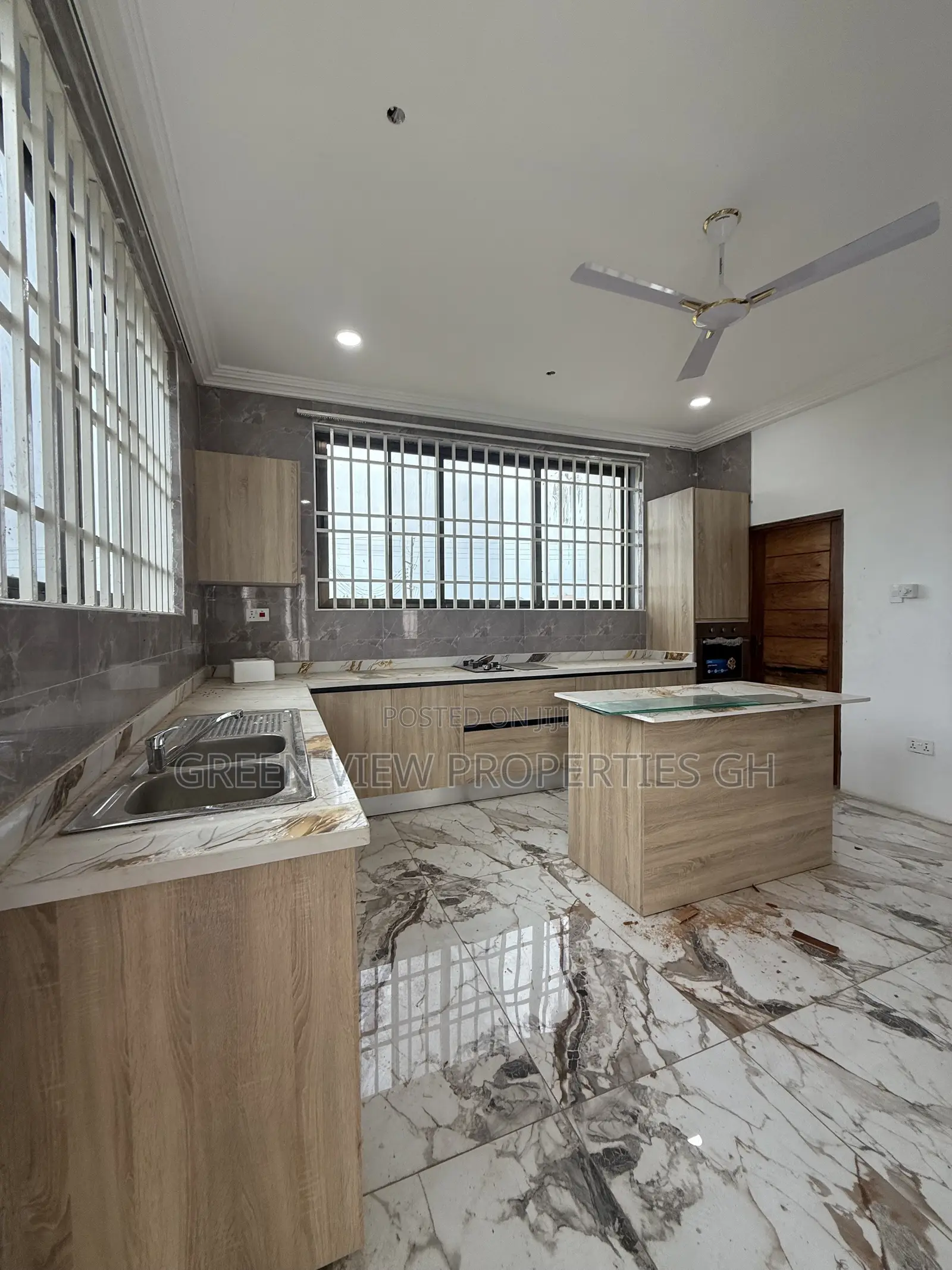 4bdrm Duplex in Tema Metropolitan for rent