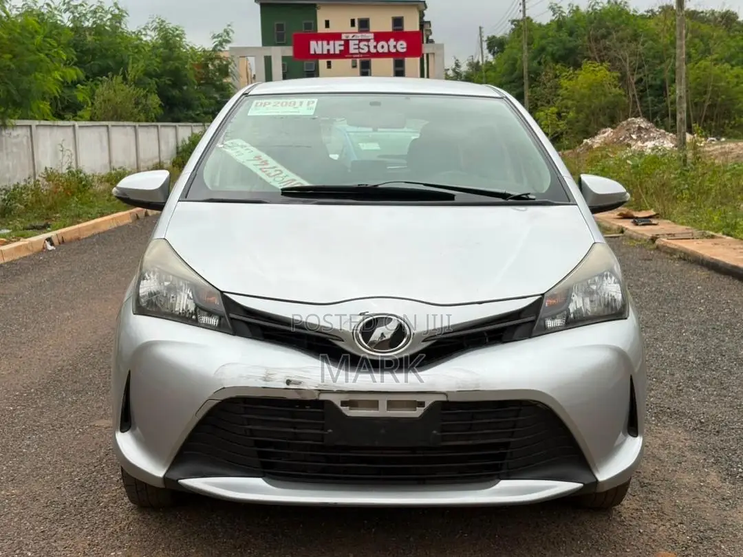 Toyota Vitz 2015 Silver