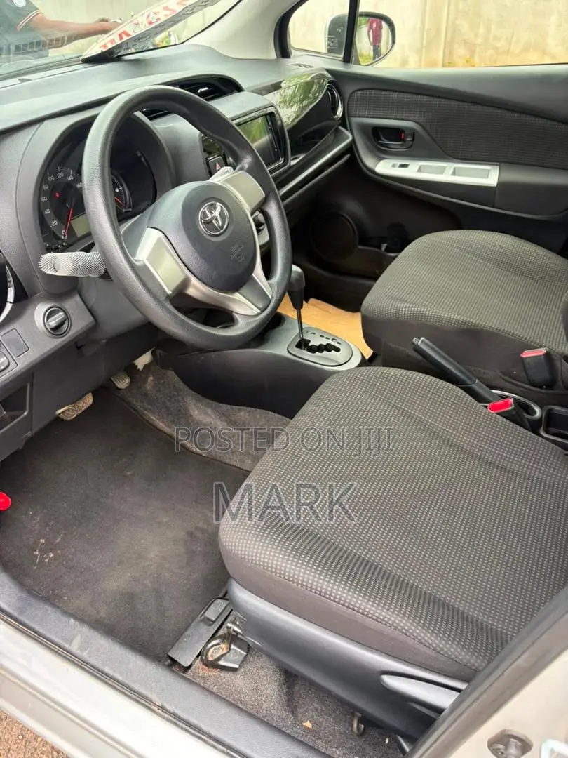 Toyota Vitz 2015 Silver