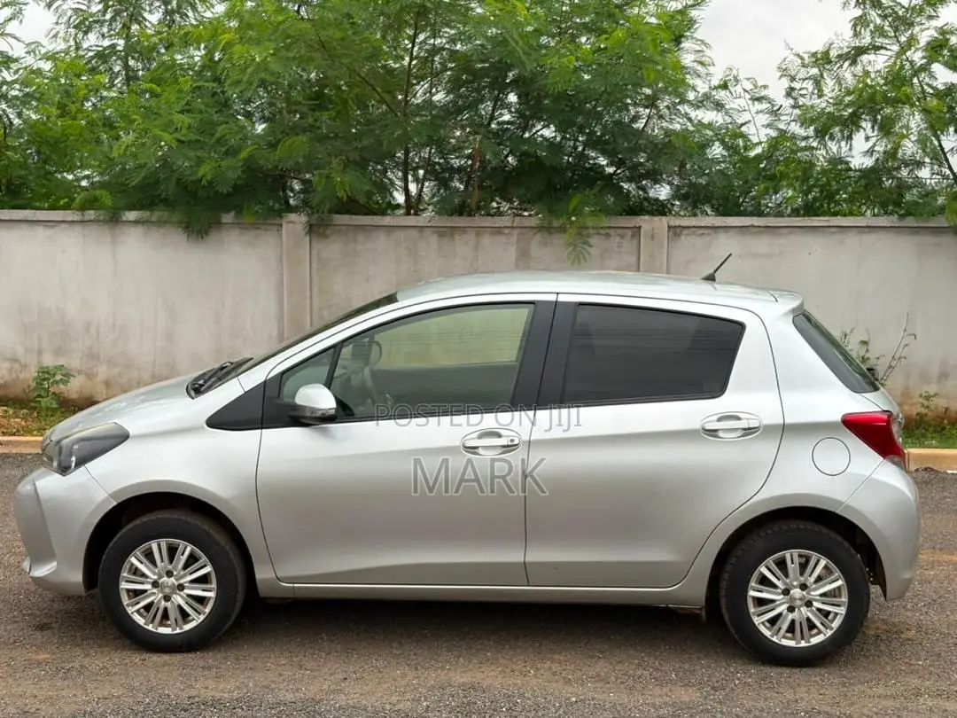 Toyota Vitz 2015 Silver