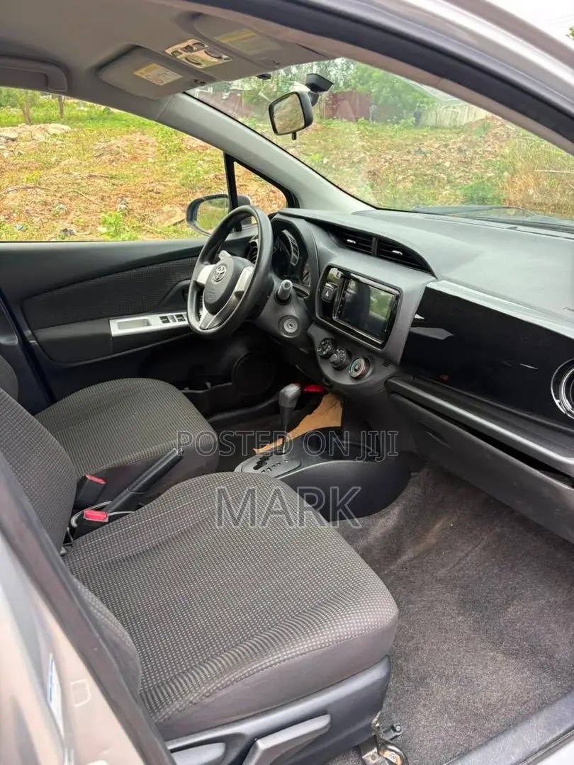 Toyota Vitz 2015 Silver