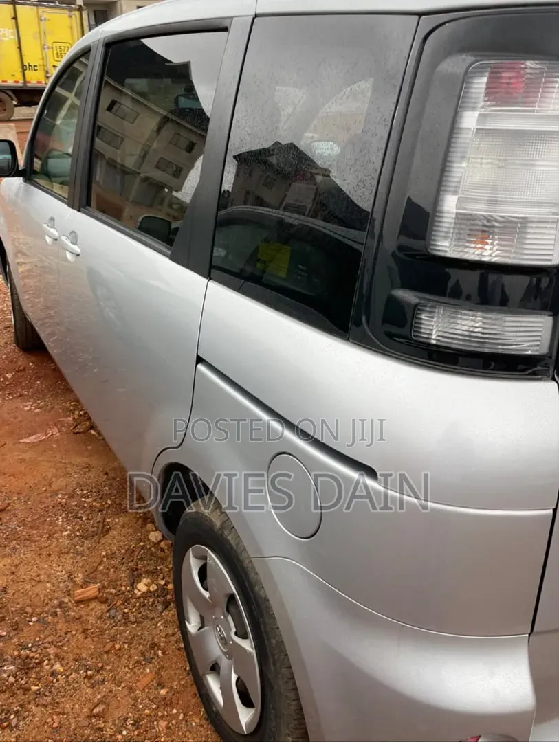 Toyota Sienta 2012 Silver