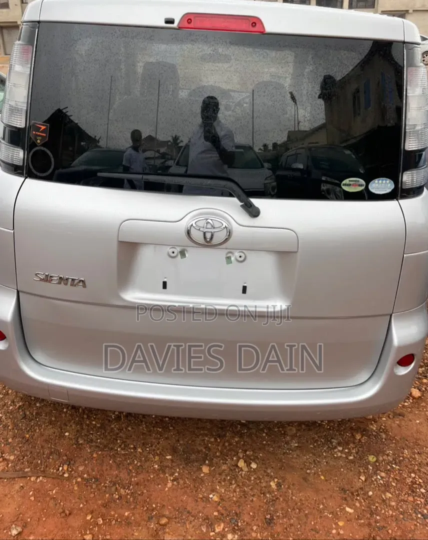 Toyota Sienta 2012 Silver