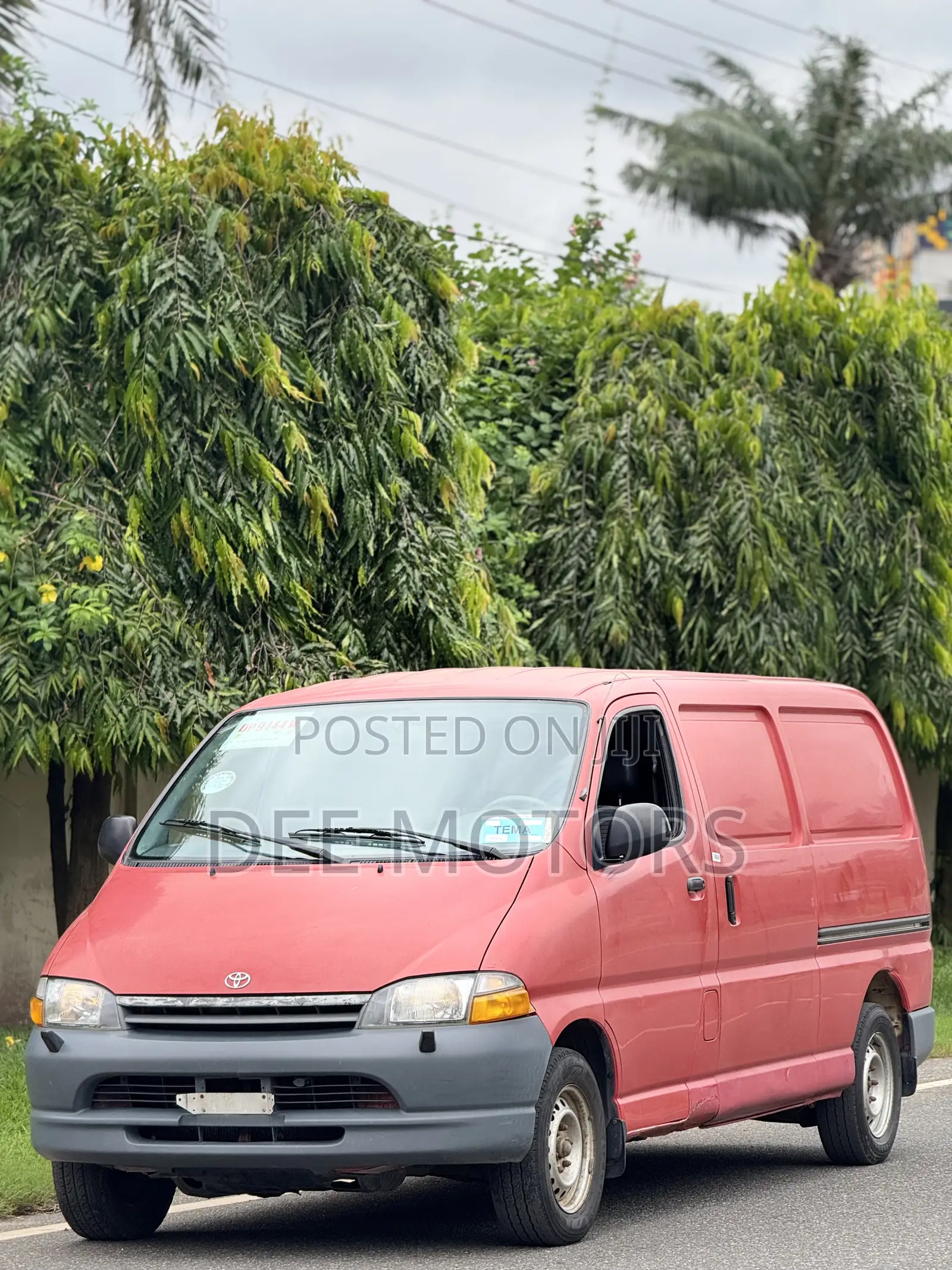 Toyota HiAce 2000 Red