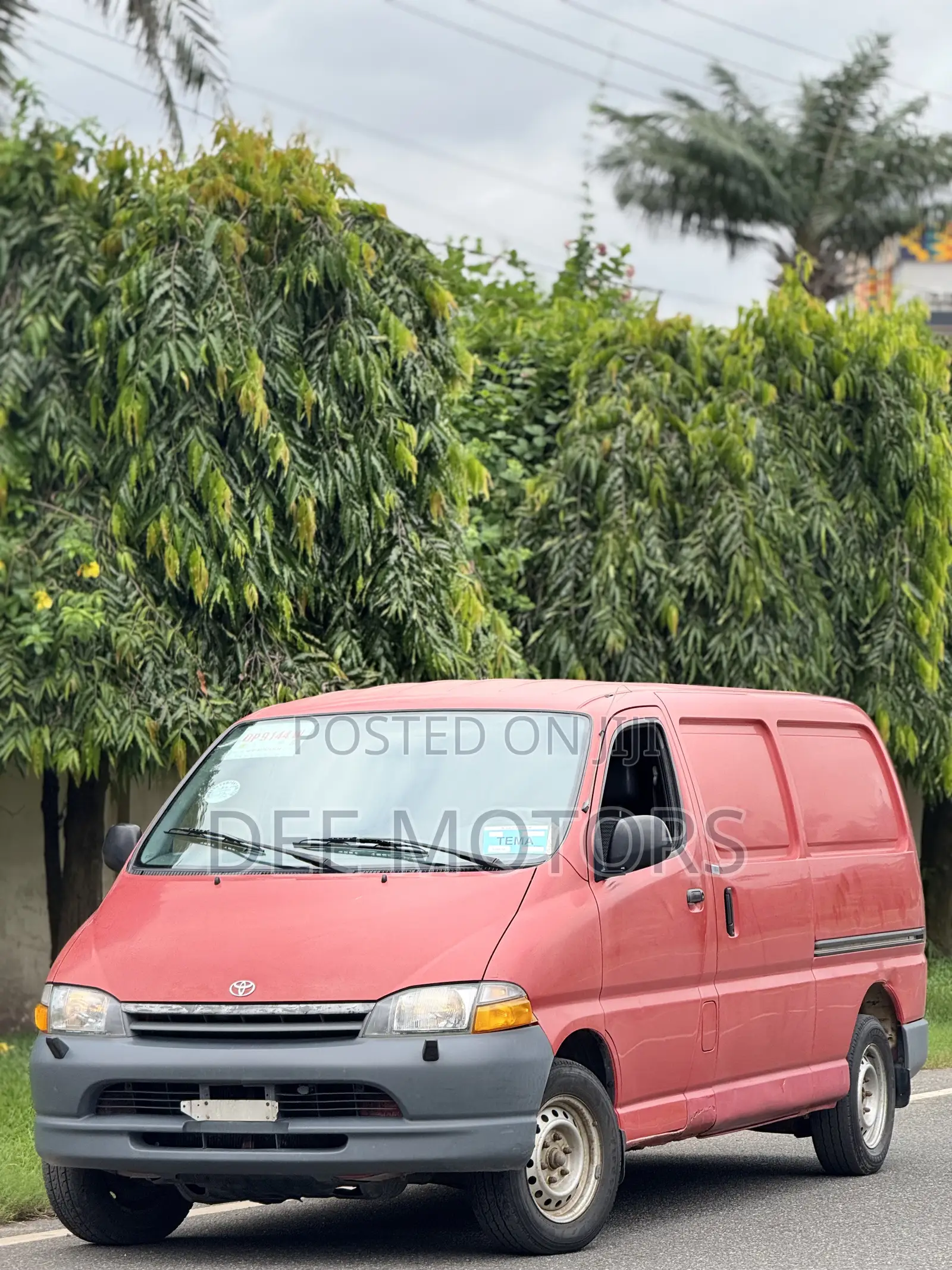 Toyota HiAce 2000 Red
