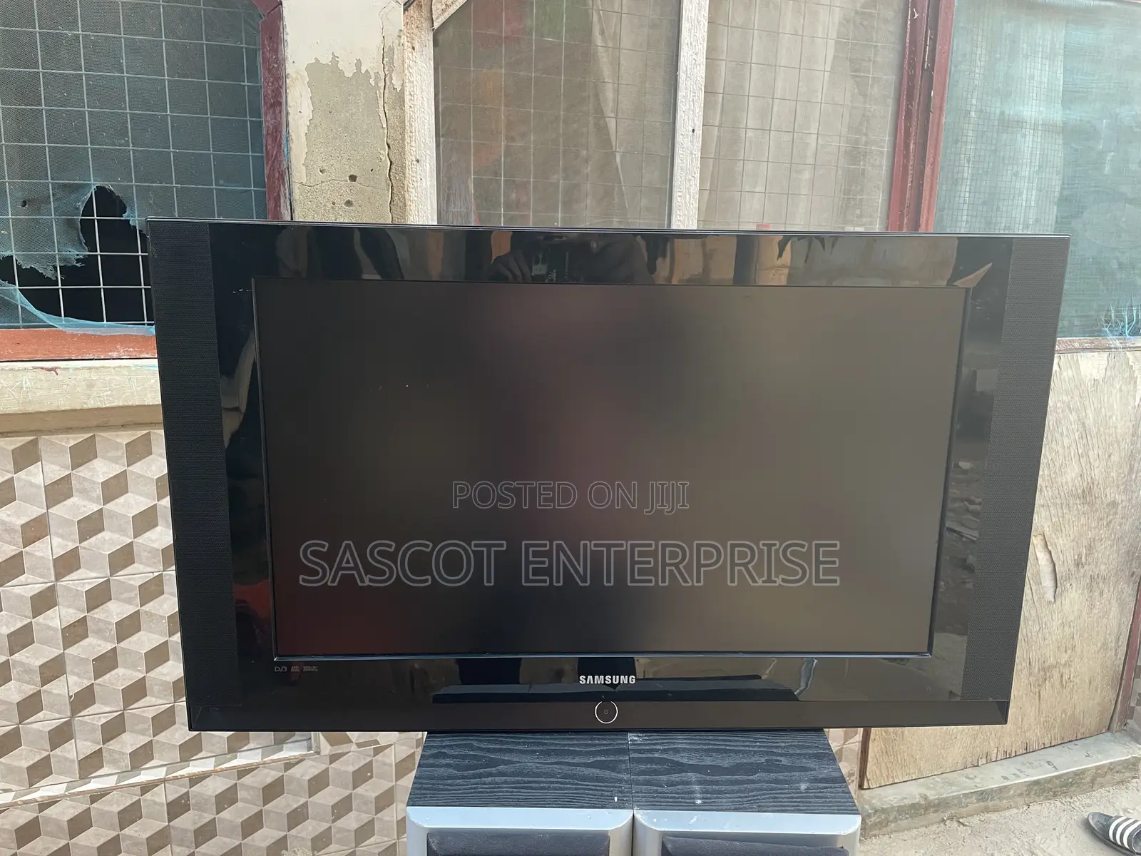 32 Inches Sumsung TV Half Digital