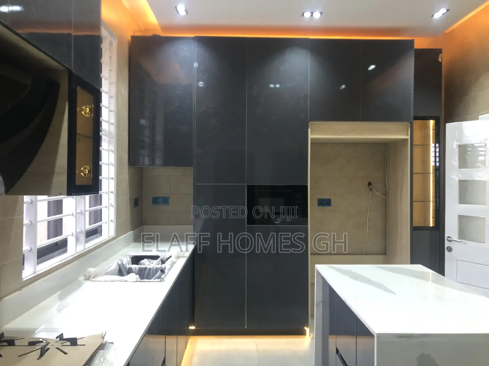 4bdrm Duplex in Elaffhomesgh, School Junction for sale