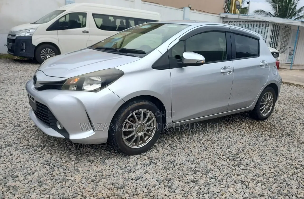 Toyota Vitz 2014 Silver