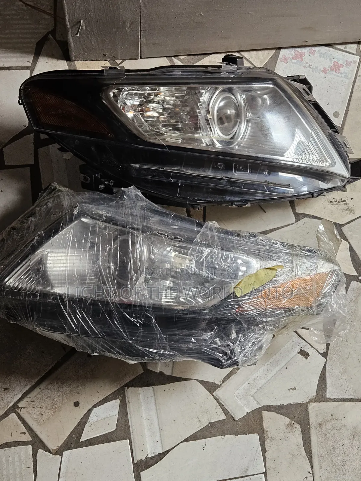 Lincoln MKT Headlight 2010 Pair With Charger