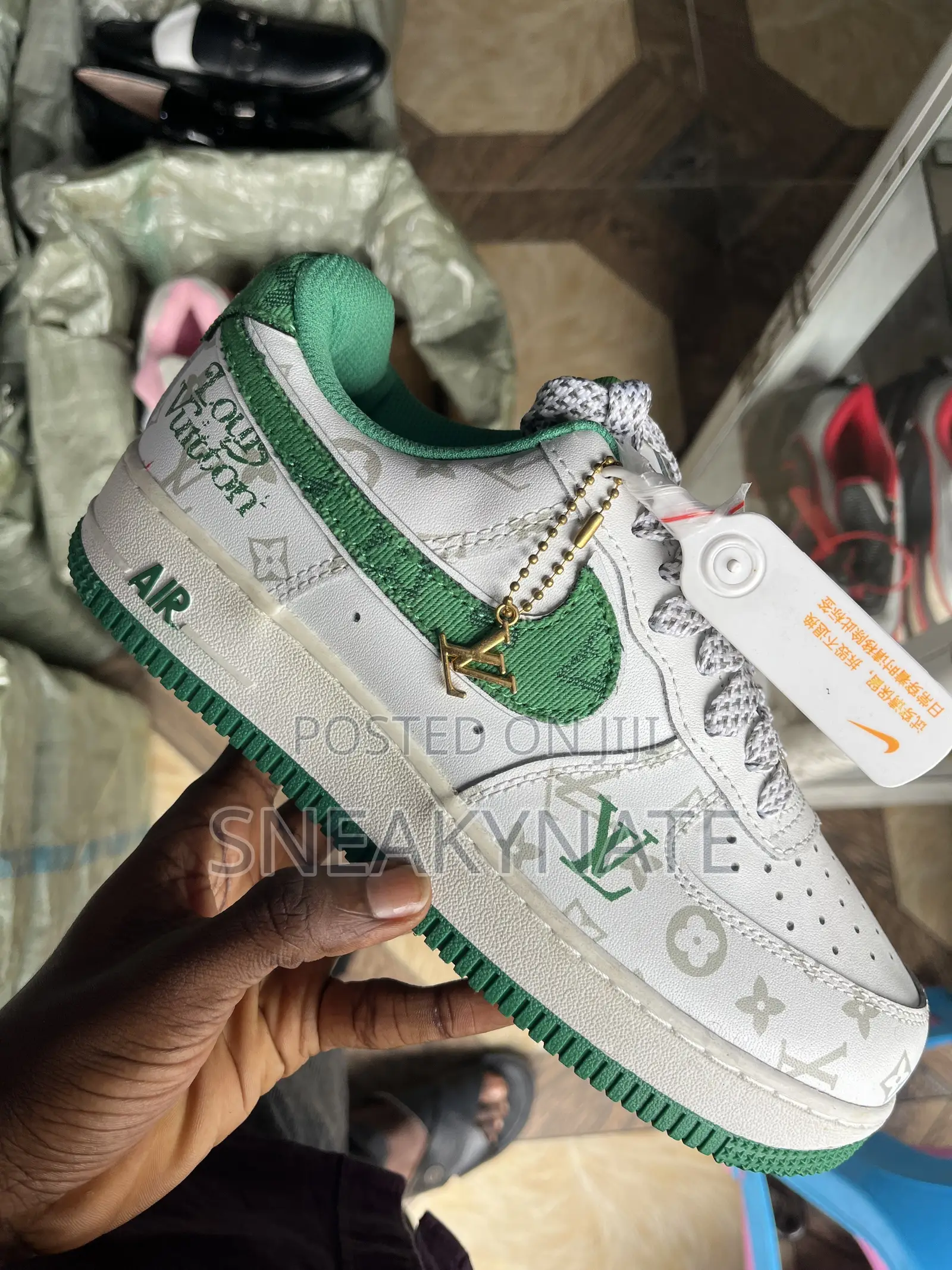 Clean Unisex Nike Airforce One Low Sneaker Plus Socks