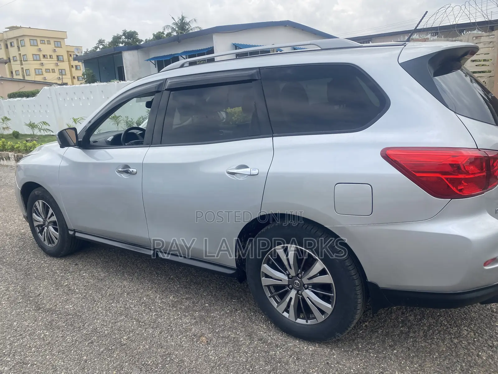 Nissan Pathfinder 2017 Silver