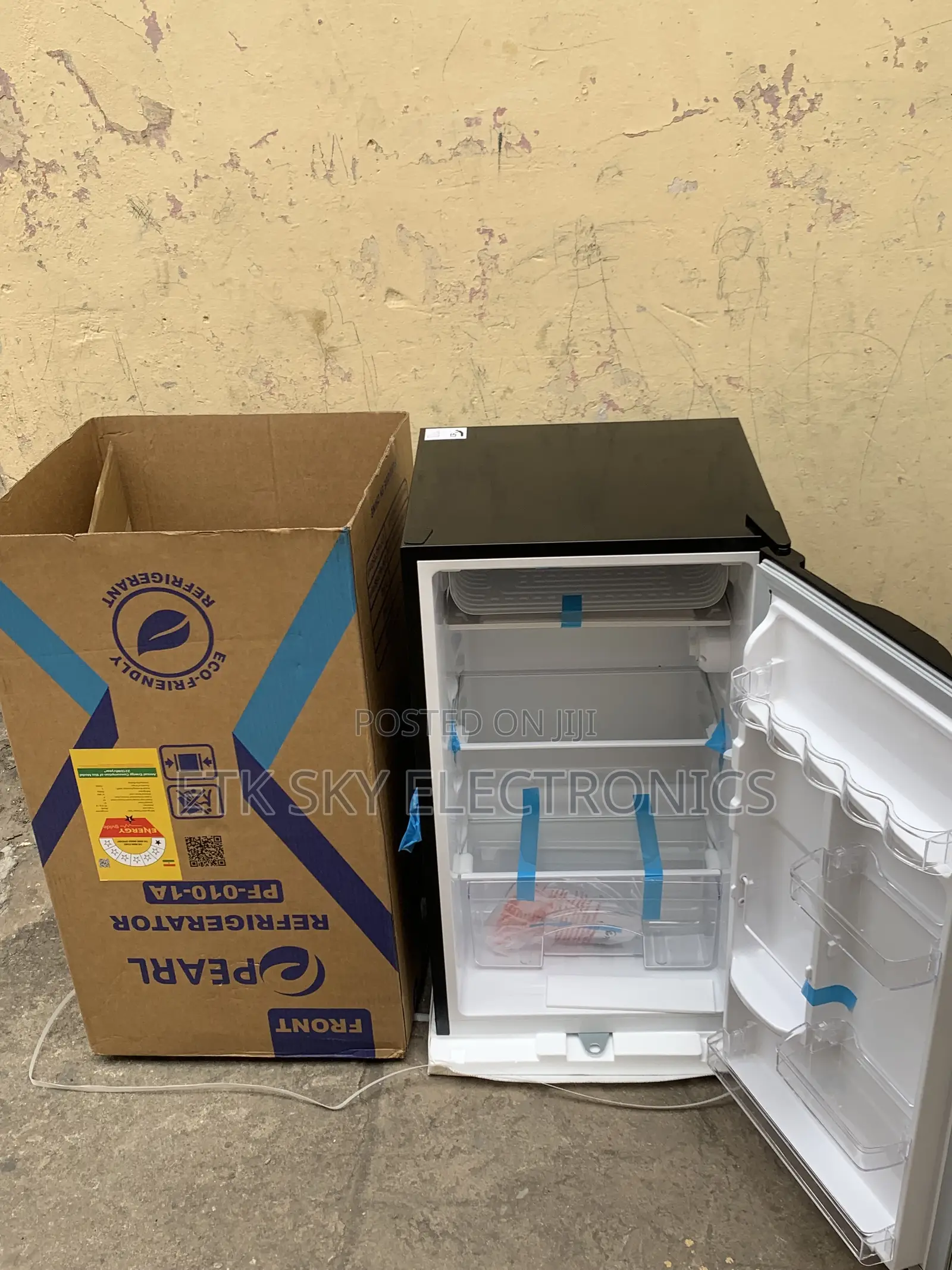 Pearl 90L Single Door Fridge With Freezer Compartment