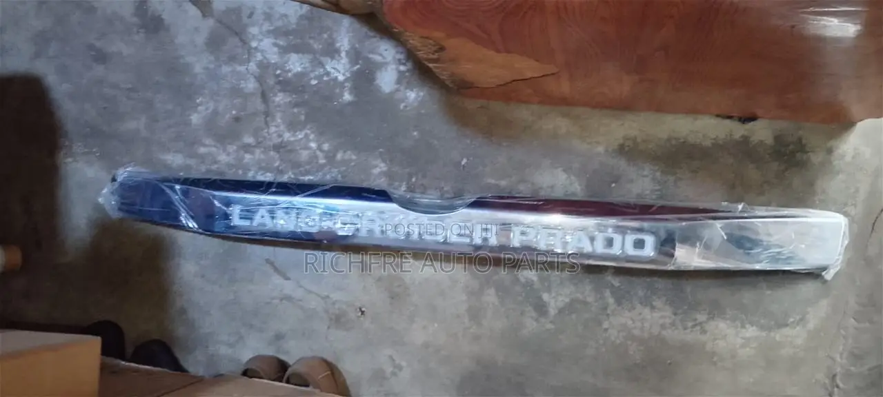 Toyota Land Cruiser Prado Boot Chrome Spoiler Shiny LED